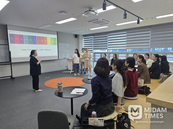 울산유아교육진흥원은 16일 울산교육연구정보원 차오름실에서 공립유치원 교원 17명을 대상으로 '찾아가는 맞춤형 연수(색 치유)'를 진행했다.