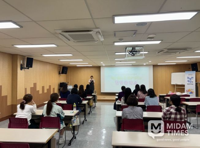 동부도서관은 16일 중장년층 15명을 대상으로 시청각실에서 '천연 콜라겐 수분크림 만들기'를 진행했다.