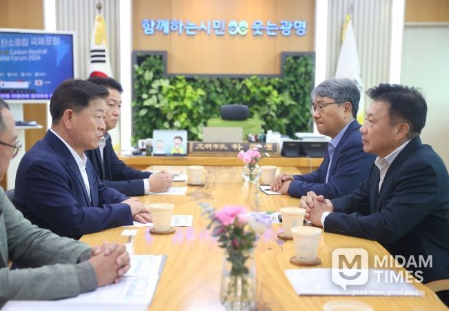 박승원 광명시장(사진 왼쪽)이 16일 오후 시장 집무실에서 송치영 포스코이앤씨 사장(사진 오른쪽)을 만나 시민 안전을 최우선으로 투명하고 책임 있는 공사를 요청하고 있다.