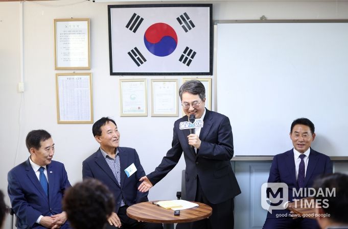 김동연 지사가 16일 포천시 마치미 마을에서 열린 ‘경기 RE100 최우수 마을 현판 제막식’에서 발언하고 있다.