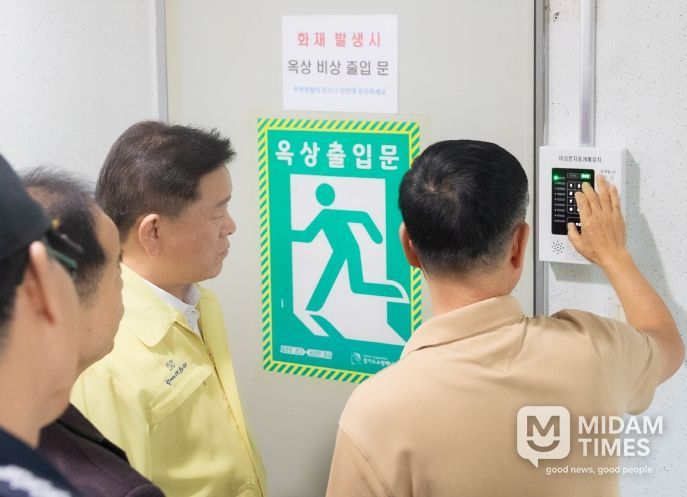 박승원 광명시장이 16일 소하동 금호어울림아파트를 방문해 옥상 출입문 자동개폐장치 설치 현장을 점검하고 있다.