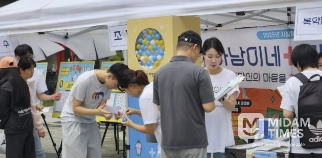 하남시정신건강복지센터가 지난 9월 25일 미사역 시계탑 앞에서 ‘세계자살예방의 날’ 기념 캠페인을 진행했다. 시민들은 ‘하남이네 마음약국’ 부스에서 자살에 대한 편견을 바로잡는 퀴즈를 풀고, 스트레스 해소를 위한 위로의 메시지를 처방받는 등 자살 예방의 중요성을 체험을 통해 배웠다.