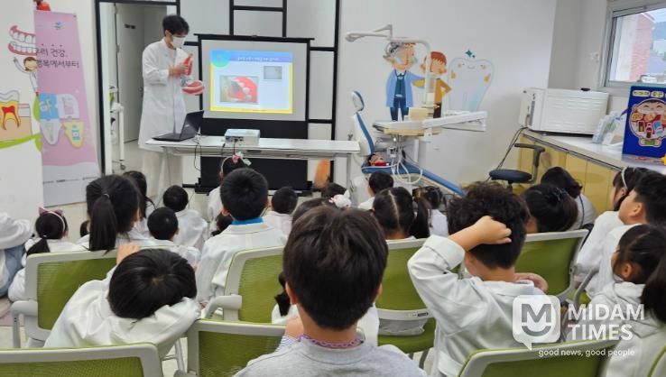 치과 공중보건의사가 구강관리교육을 진행하고 있다.