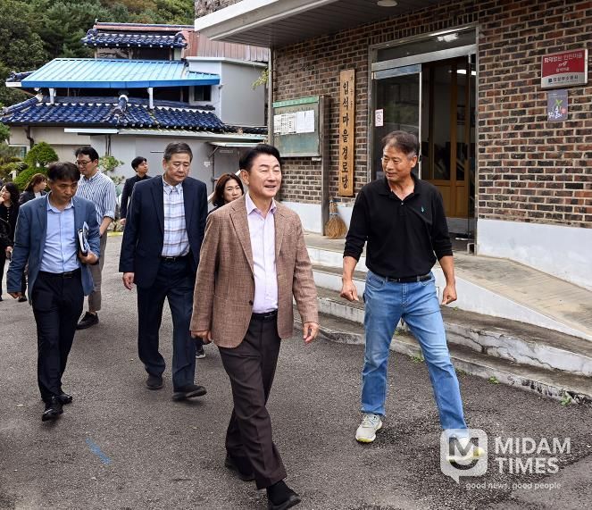 김동근 시장이 10월 16일 가능동 일원 입석마을 정주환경 개선 3주년을 맞아, 주민들과 함께 마을의 달라진 모습을 점검했다.