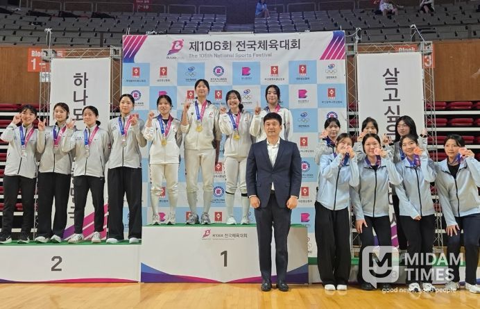 부산체고 펜싱 여자 단체 플러레 금메달 입상 학생들