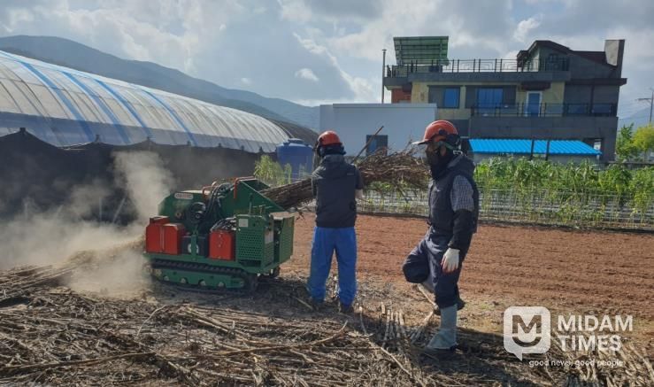 파쇄지원단 파쇄기 운영 중 사진