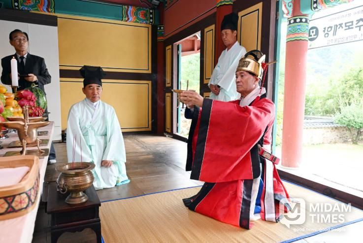 안병구 시장이 17일 무안면 사명대사생가지에서 열린 사명대사 추모제향에서 초헌관으로 참여해 예를 올리고 있다.