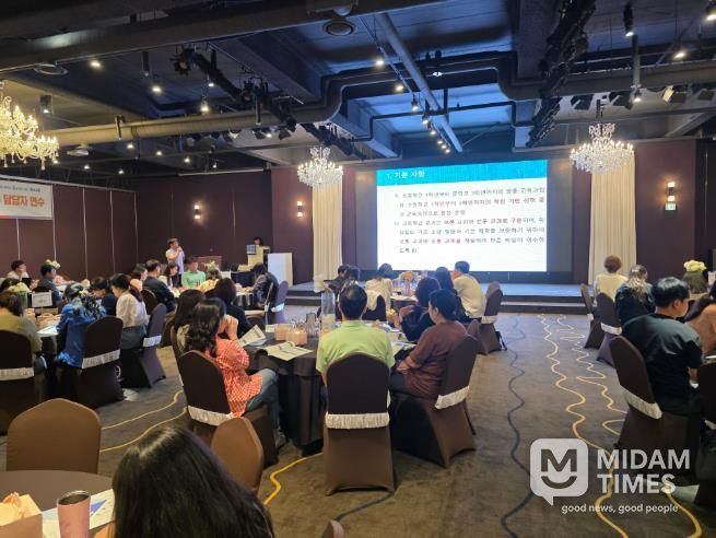 울산교육청이 17일 북구 한 연회장에서 '2026년 신입생 교육과정 설계 지원 일반계고 교육과정 업무 담당자 연수'를 진행하고있다