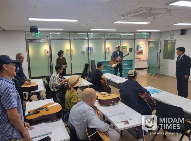 이상근 고성군수, 야간 주민강좌 현장 방문…시민 여가·배움 응원