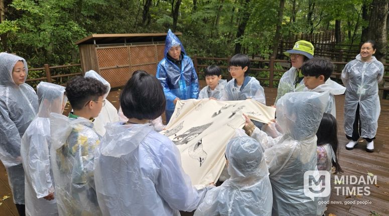 울산교육청이 주관한 '가족과 함께하는 1박2일 디지털 쉼표'에 참여한 가족들이 국립청도숲체원에서 숲체험을 하고있다