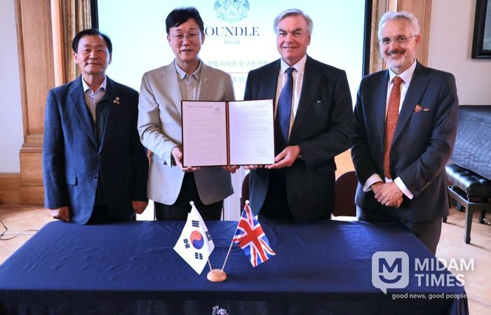 이민근 안산시장(왼쪽 두번째)이 팀 콜리지 온들스쿨 이사회 의장(오른쪽 두번째)과 도미닉 올리버 온들스쿨 교장(오른쪽 첫번째)으로부터 투자의향서를 전달받고 있다.