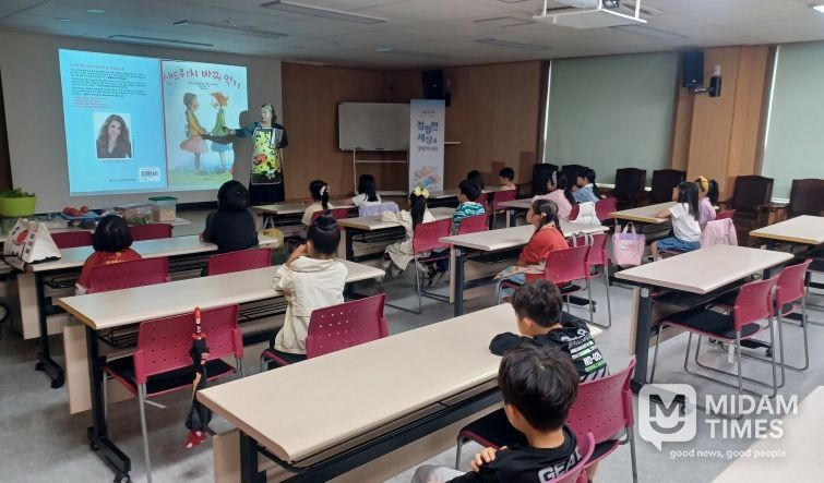 18일 동부도서관이 주관한 '하이디와 샌드위치 만들기' 일일 특강에 참여한 학생들이 강의를 듣고있다