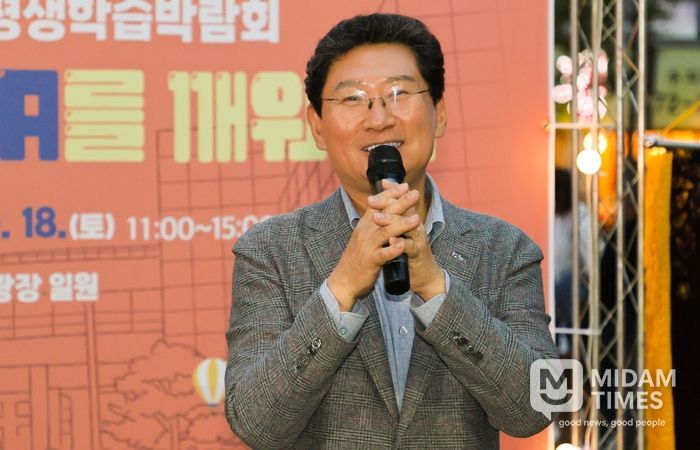 이상일 용인특례시장은 17일 '제6회 평생학습박람회'에 참석해 인사말 하고 있다