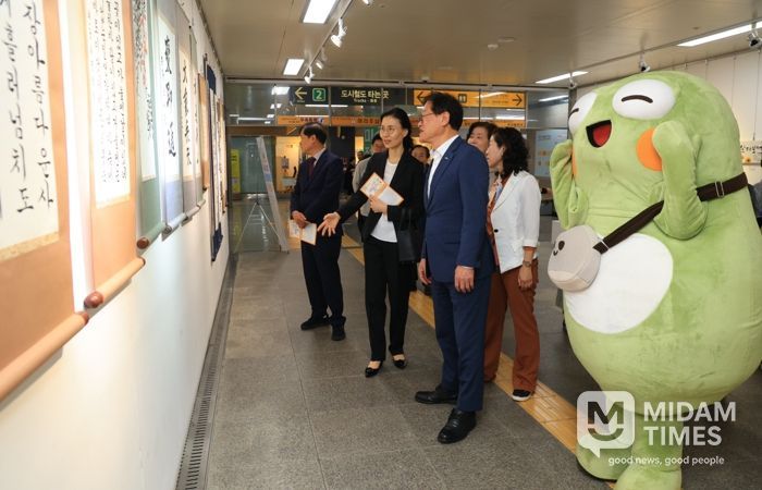 김대권 수성구청장과 뚜비 등 관계자들이 대구 도시철도 2호선 범어역 오픈갤러리 ‘대구아트웨이’에 전시된 작품을 둘러보고 있다.