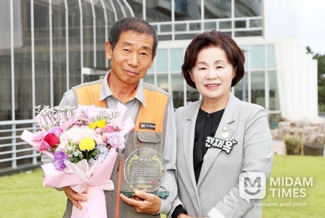 보호아동을 위한 선행을 꾸준히 실천해 온 수상자 김광홍 씨와 태안군의회 전재옥 의장