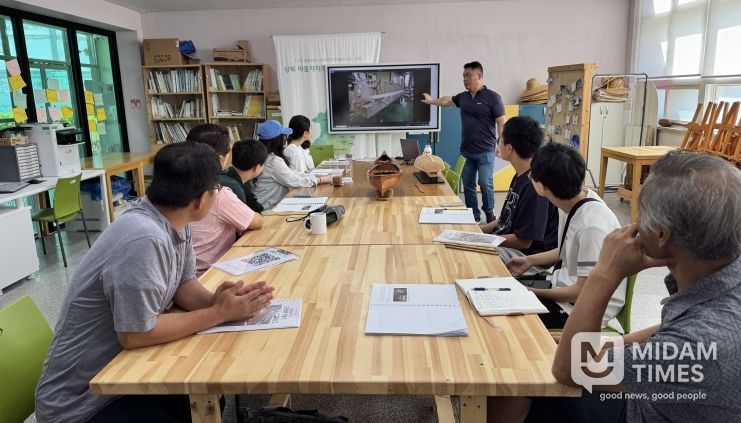 지난 9월 울산마을교육공동체거점센터 '마을살이 학교'에 참여한 학생들이 레저용 로우보트 만들기에 참여했다.