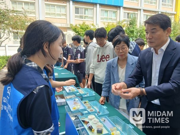 강북교육지원청 한성기 교육장이 15일 달천중학교에서 열린 마약 예방 홍보 활동에 참여했다.
