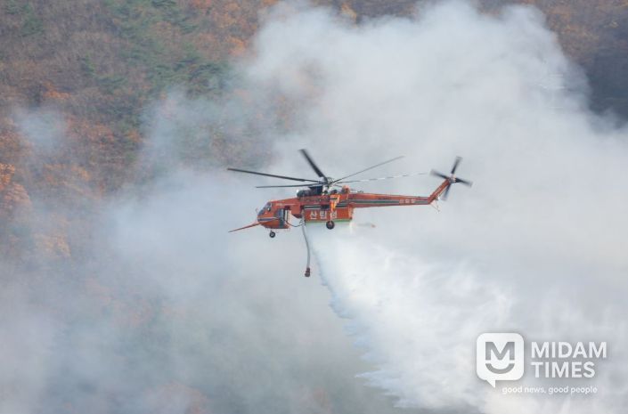 산불진화하는 대형헬기