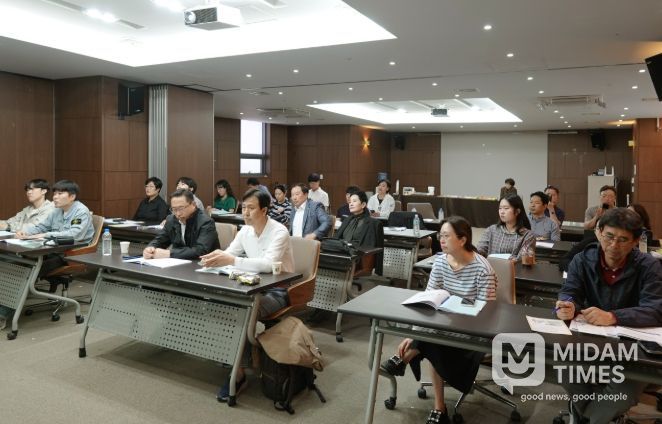 2025년 하반기 아산시의회 의정연수에서 교육을 듣고 있다.