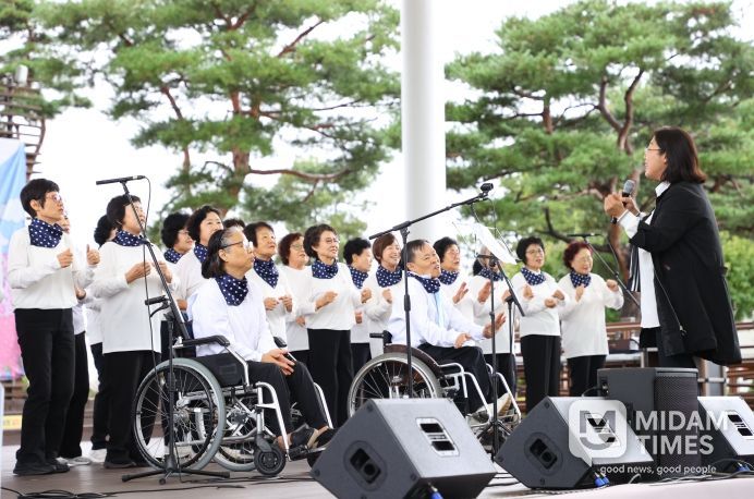 시민과 함께한 제8회 충주시평생학습박람회 성료(동아리의 노래 공연)