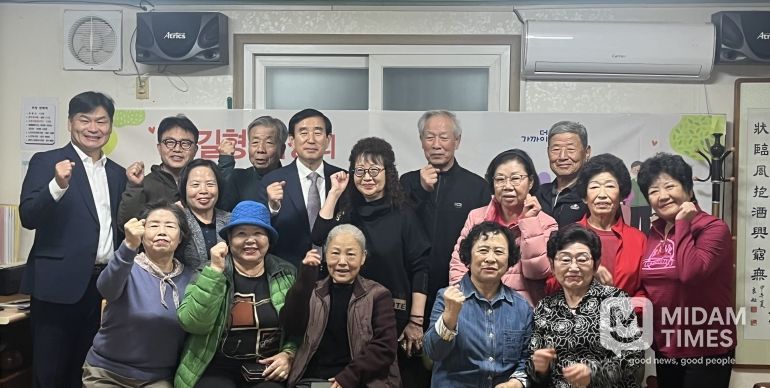 조길형 충주시장, 주민과의 현장 중심 소통 이어가(간담회 기념 단체사진)