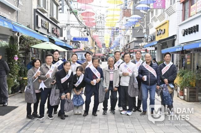 20일 ‘10월 전통시장 가는 날’ 캠페인에서 이현재 하남시장(오른쪽 네 번째)과 김승현 기업인협의회 회장(오른쪽 두 번째)을 비롯한 참여자들이 석바대시장에서 기념촬영을 하고 있다.