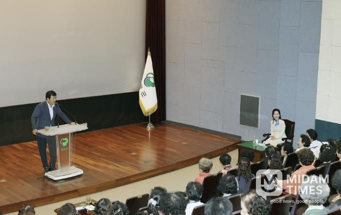 교육에 앞서, 이상익 함평군수가 자원봉사자에게 인사와 감사를 전하는 모습