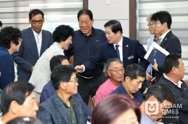 공영민 고흥군수, 군정 현안·주민 소통, 좋아요! (1) -공영민 고흥군수가 지난 10월 16일 도화면사무소에서 열린 이장·부녀회장 연석회의에 참석해 인사하며 소통하고 있다