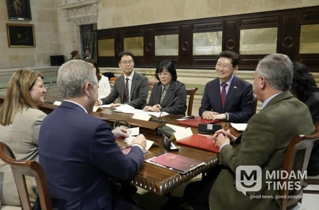 이상일 용인특례시장이 지난해 2월 22일 스페인 세비야 시청을 방문해 호세 루이스 산즈 시장과 우호교류의향서를 교환한 뒤 시 관계자들과 교류 협력 방안을 논의하는 모습