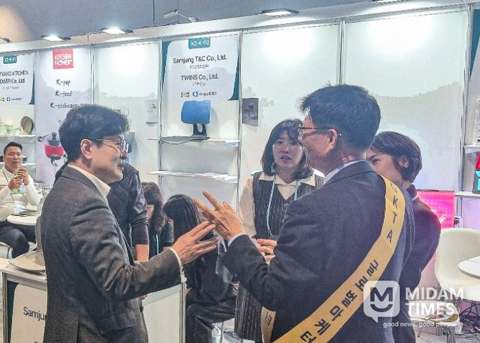 김병수 시장은 지난해 김포 관내 기업들의 유럽 판로 확대를 위해 오스트리아 비엔나에서 열리고 있는 ‘2024 KOREA BUSINESS EXPO VIENNA’에 기업인들과 동행해 글로벌 마케터 현지 미팅, 간담회 등에 참여했다.