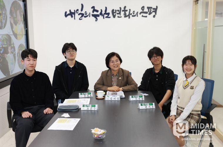 “우리도 궁금했어요”… 중학생 기자단 ‘토끼풀’, 김미경 은평구청장에게 묻다