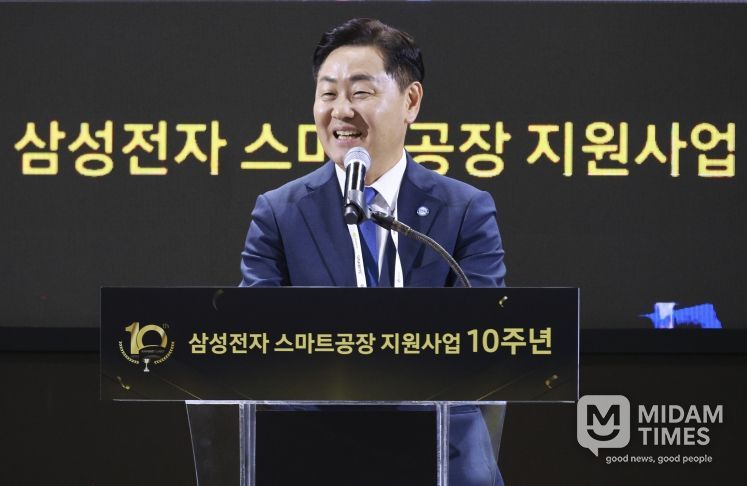 21일 서울 코엑스에서 '2025 스마트비즈엑스포' 행사 일환으로 열린 삼성전자 스마트공장 지원사업 10주년 기념식에 김관영 도지사