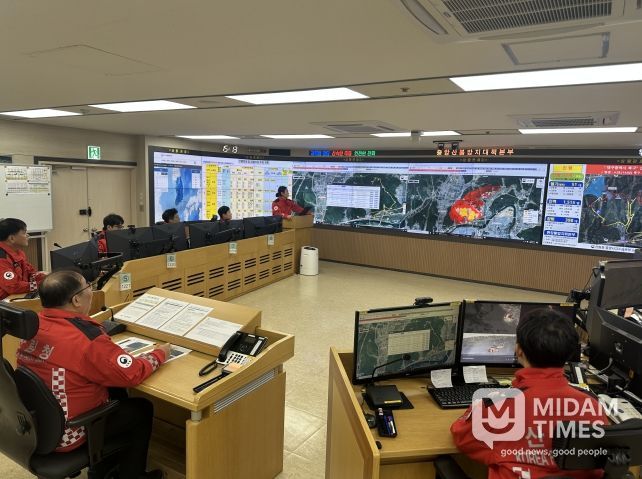 가을철 산불조심기간을 앞두고 중앙산불방지대책본부를 24시간 가동하며 산불 대응 태세를 강화하고 있다.
<p> </p>
<p>