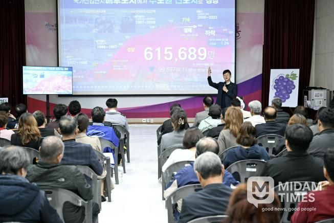 이민근 안산시장이 대부동 주민과의 대화에서 시정 운영 방향을 설명하고 있다.