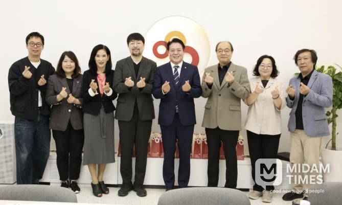 안양문화예술재단은 제8회 안양공공예술프로젝트 집행위원회를 개최하고 향후 추진 방향을 논의했다.