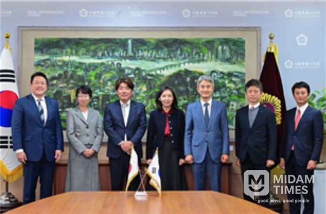 도쿄도의회 방문단과 기념 촬영하는 최호정 의장(가운데)