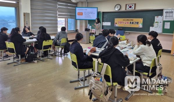 경주시 청소년진로교육체험센터가 지역 내 중학교 3학년을 대상으로 운영 중인 ‘고등학교 미래를 디자인하다’ 전환기 교육 프로그램에서 학생들이 진로탐색 활동에 참여하고 있다.