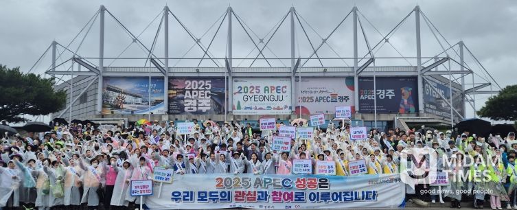 경주시와 경주시종합자원봉사센터는 22일 황성공원과 경주예술의전당 일대에서 환경정비를 실시했다.