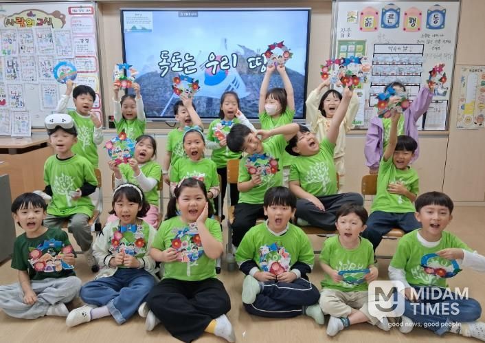 미포초 학생들이 20일 독도사랑 컬러링 원형리스 만들기 활동을 하고 있다