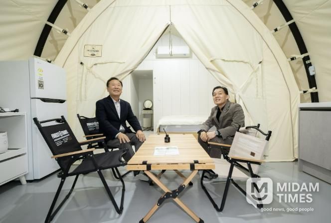 이재준 수원시장(오른쪽)과 박현국 봉화군수가 글램핑 시설을 살펴보고 있다.