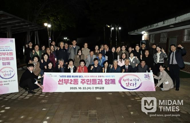 이민근 안산시장(왼쪽 다섯번째)이 선부2동 주민과의 대화에서 주민들과 샛터공원 현장을 방문하고 함께 기념촬영을 하고 있다.