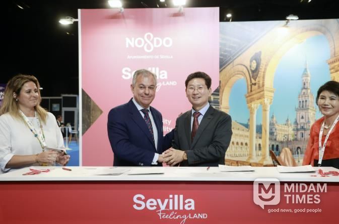 22일(현지 시간) 시베야 피베스에서 이상일 시장이 호세 루이스 산스 시장과 우호 협약 체결 후 악수하고 있다