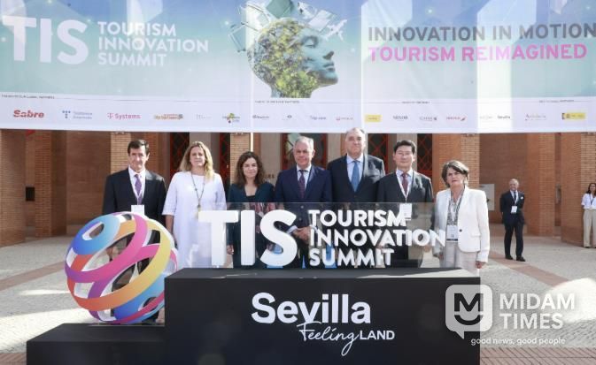 22일(현지 시간) 세비야 피베스 앞에서 이상일 시장(오른쪽 둘째), 호세 루이스 산스 세비야 시장(가운데), 로사리오 산체스 스페인 산업관광부 장관(왼쪽 셋째), 아르투로 베르날 안달루시아주 관광부 장관(오른쪽 셋째), 알베르트 플라나스 네벡스트 CEO(왼쪽 첫째)와 기념사진을 촬영하고 있다.