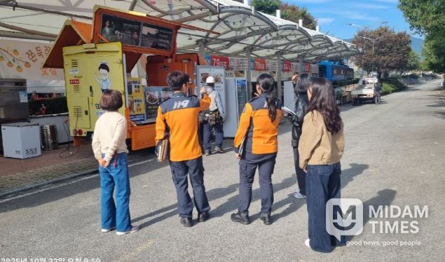 제25회 곡성심청어린이대축제의 안정적인 개최를 위해 유관기관 합동점검을 하고 있는 모습