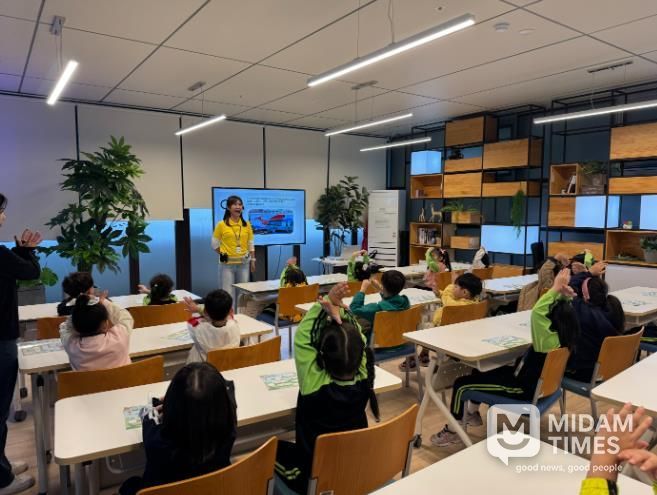 중구 성안어린이집 유아들이 22일 한국동서발전 신재생 e-테마파크에서 영상 시청 후 퀴즈를 풀고있다