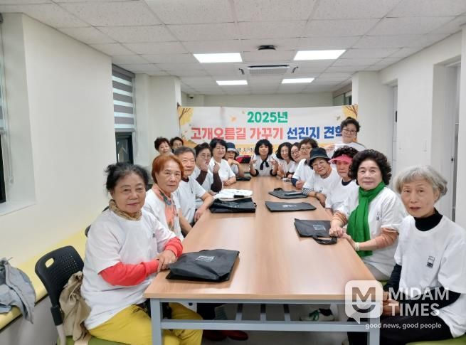실크스크린 체험 후 대티까치마을 주민 단체사진