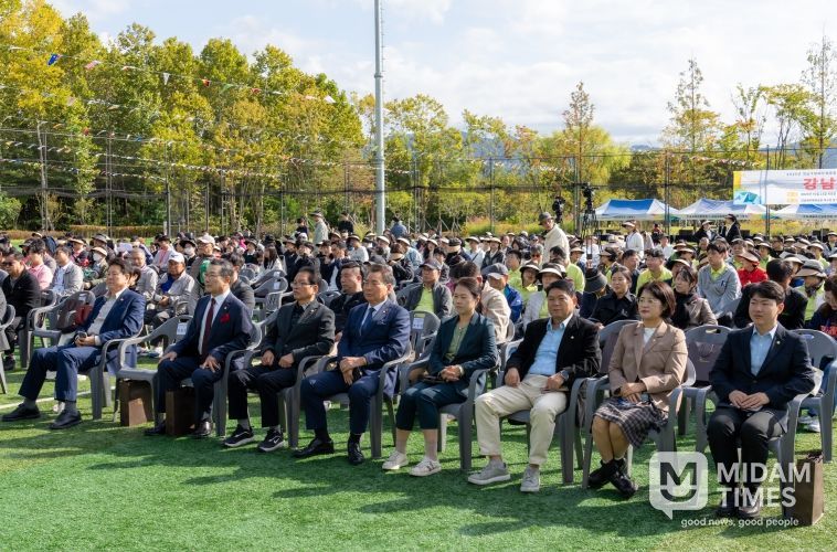 행사에 참여한 강남구의회 의원들(첫 번째 줄 좌측에서 1번째 이호귀 의장,3번째 복진경 부의장)