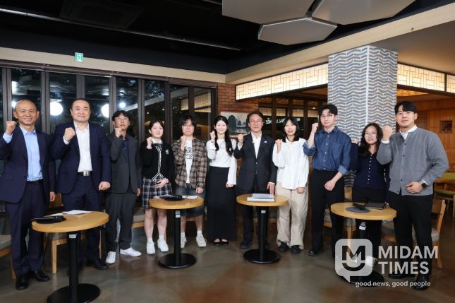 김민석 국무총리가 22일 대구 계명대학교 성서캠퍼스에서 열린 '미래대화 1·2·3 #청년일자리' 제4차 K-토론나라에서 청년들과 대화를 나누고 있다.