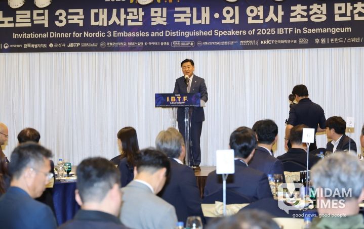 23일 군산 새만금컨벤션 및 베스트웨스턴호텔에서 열린 주한핀란드대사관을 초청한 ‘노르딕 3국 만찬 네트워킹 행사’에서 김관영 도지사는 유리 예르비아호 주한핀란드 대사를 비롯한 스웨덴·노르웨이대사관 수석상무관, 김명환 한국화학연구원 이차전지전략연구단장 등 국내외 배터리 전문가 및 도내 기업·연구기관 관계자들에게 새만금이 글로벌 이차전지 허브로 성장할 수 있는 최적의 환경을 갖추고 있음을 강조하고 있다.