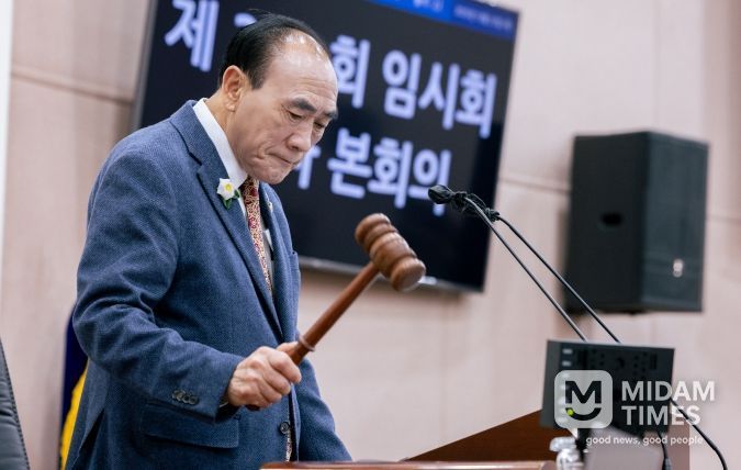 제2차 본회의를 진행 중인 임태근 의장의 모습